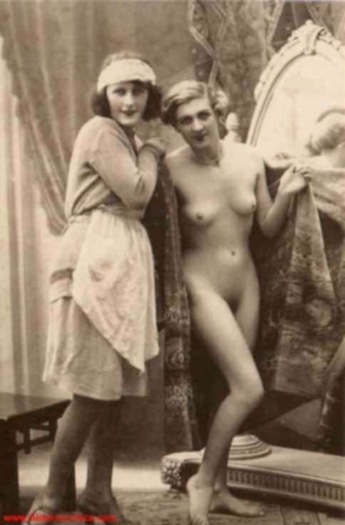 Две голые подружки на ретро фото